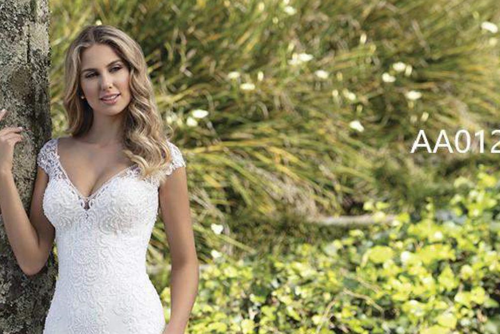 Vestido off-white sereia com decote ‘V’; Vestido em crepe com elastano, com barrado e aplicações de renda soutache, bordadas com paetês; Corpo do vestido em aplicações de renda soutache, bordadas com pedrarias diversas; Transparência off-white; Detalhe na cauda do vestido em rechilieu. [ngg src=”galleries” ids=”18″ display=”basic_thumbnail”]