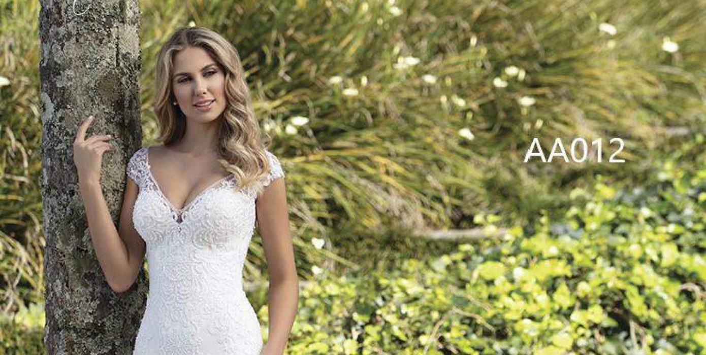 Vestido off-white sereia com decote ‘V’; Vestido em crepe com elastano, com barrado e aplicações de renda soutache, bordadas com paetês; Corpo do vestido em aplicações de renda soutache, bordadas com pedrarias diversas; Transparência off-white; Detalhe na cauda do vestido em rechilieu. [ngg src=”galleries” ids=”18″ display=”basic_thumbnail”]