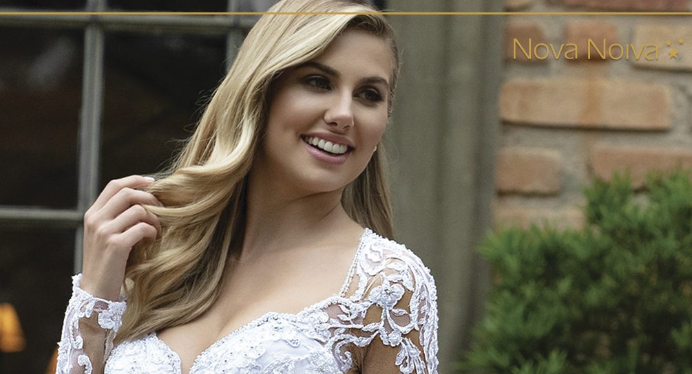 Vestido sereia com decote princesa e mangas longas; Vestido em renda fio de seda paetizada, sobreposta por tule com barrado e aplicações de renda, bordadas com pedrarias diversas; Transparência nude. [ngg src=”galleries” ids=”12″ display=”basic_thumbnail” thumbnail_crop=”0″]