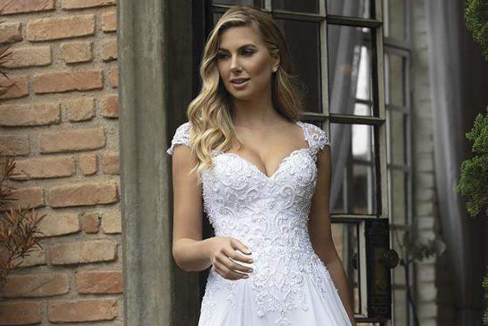Vestido languido com decote princesa; Vestido em chiffon com barrado e aplicações de renda fio de seda; Rendas do corpo bordadas com pedrarias diversas; Saia do vestido com fenda em tule com aplicações de renda fio de seda; Transparência branca. [ngg src=”galleries” ids=”15″ display=”basic_thumbnail” thumbnail_crop=”0″]