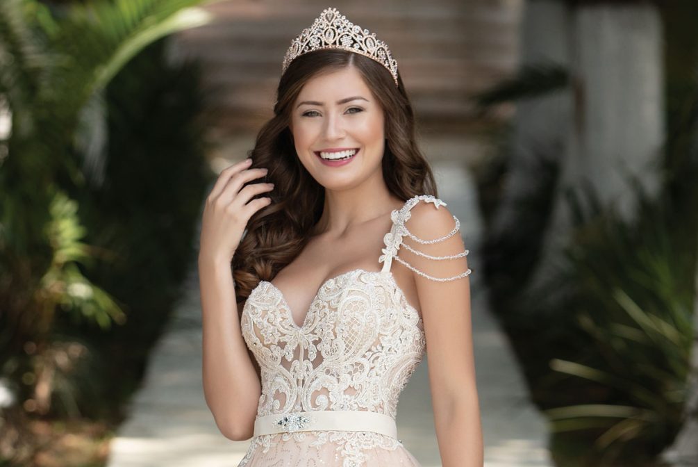 Vestido pêssego rodado com decote princesa, feito em net de paetê sobreposta por tule com aplicações de renda soutache bordadas com pedrarias diversas. Alças bordadas com cristais. Cinto fixo com broche de bordado. [ngg src=”galleries” ids=”28″ display=”basic_thumbnail”]