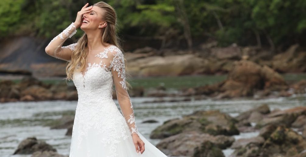 Vestido composto por: Base sereia e capa de renda (Off White) cor única. Base sereia em Piquet colmeia, decote tomara que caia; Capa decote bateau, em tule com barrado e aplicações de renda fio de seda com barrado leve. Transparência nude. [ngg src=”galleries” ids=”7″ display=”basic_thumbnail” thumbnail_crop=”0″]