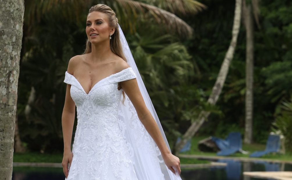 Vestido evase, decote ombro a ombro (branco / off white). Vestido evase com pala no decote ombro a ombro; Vestido em net de paetê sobreposta por tule com barrado e aplicações de renda fio de seda, renda bordado com paetês. [ngg src=”galleries” ids=”8″ display=”basic_thumbnail” thumbnail_crop=”0″]