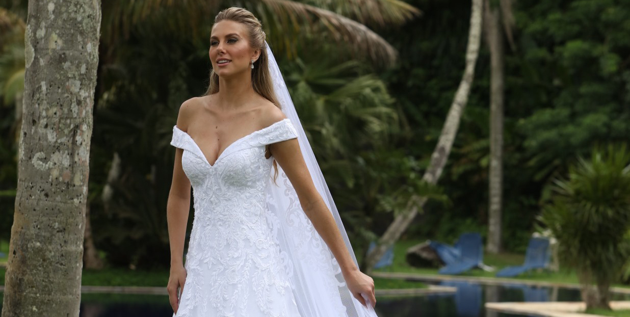 Vestido evase, decote ombro a ombro (branco / off white). Vestido evase com pala no decote ombro a ombro; Vestido em net de paetê sobreposta por tule com barrado e aplicações de renda fio de seda, renda bordado com paetês. [ngg src=”galleries” ids=”8″ display=”basic_thumbnail” thumbnail_crop=”0″]