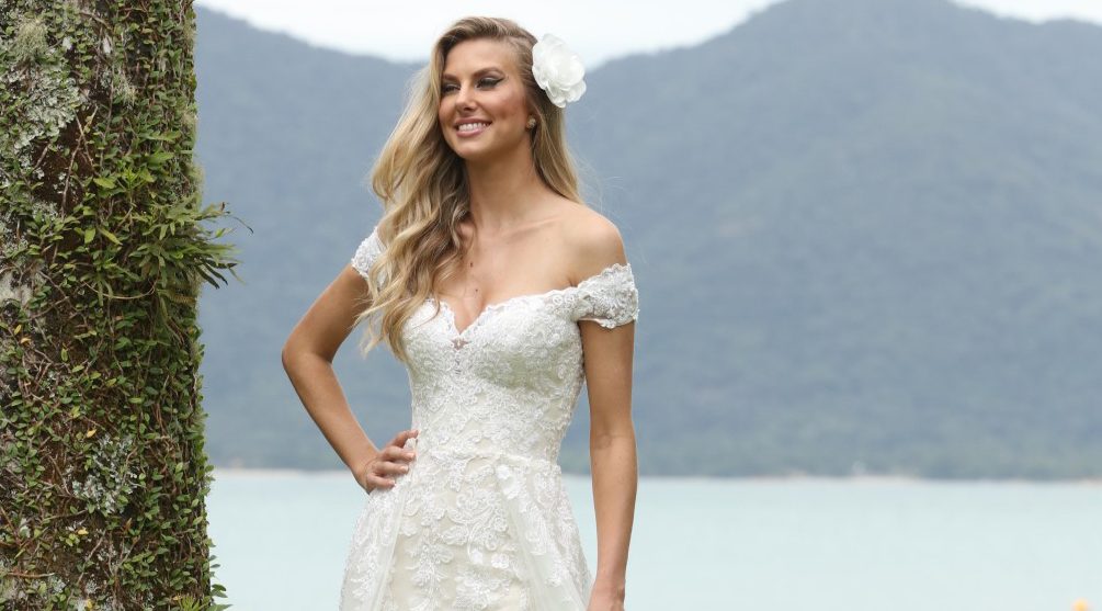 Vestido composto por: Vestido e Cauda removível. (Off White/ Branco). Vestido com decote ombro a ombro, em tule com barrado e aplicações de renda fio de seda; Rendas bordadas com vidrilhos, missangas e pérolas; Transparência Off White; Cauda removível em tule com aplicações de rendas fio de seda. [ngg src=”galleries” ids=”3″ display=”basic_thumbnail” thumbnail_crop=”0″]