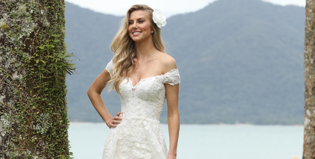 Vestido composto por: Vestido e Cauda removível. (Off White/ Branco). Vestido com decote ombro a ombro, em tule com barrado e aplicações de renda fio de seda; Rendas bordadas com vidrilhos, missangas e pérolas; Transparência Off White; Cauda removível em tule com aplicações de rendas fio de seda. [ngg src=”galleries” ids=”3″ display=”basic_thumbnail” thumbnail_crop=”0″]