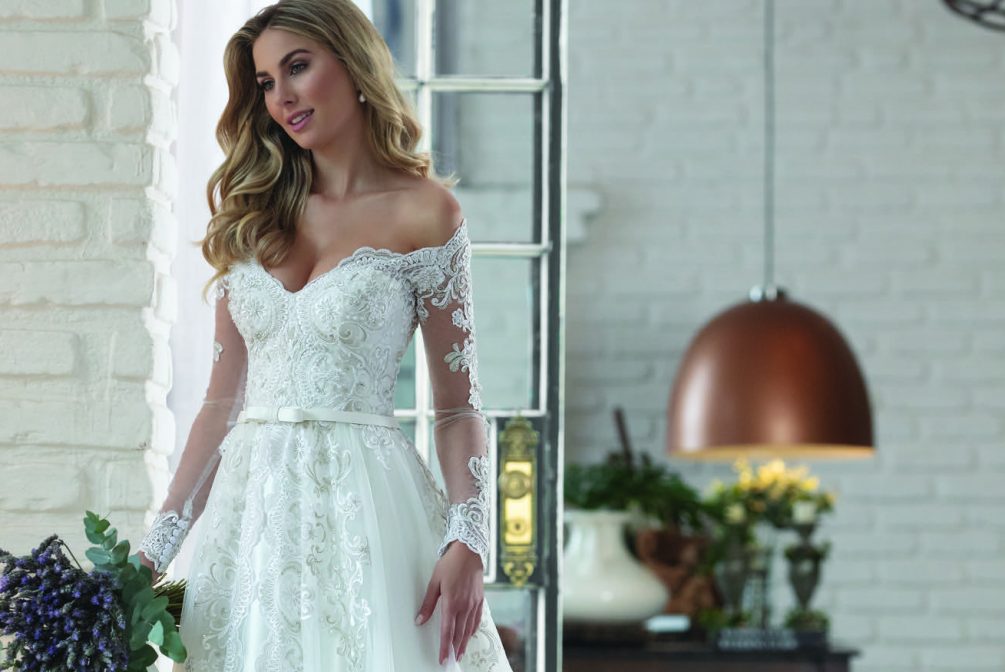 Vestido off-white rodado com decote ombro a ombro e mangas longas; Vestido em tule com barrado e aplicações de renda fio de seda, bordadas com paetês, vidrilhos, miçangas e cristais; Cinto fixo; Transparência off-white. [ngg src=”galleries” ids=”21″ display=”basic_thumbnail”]