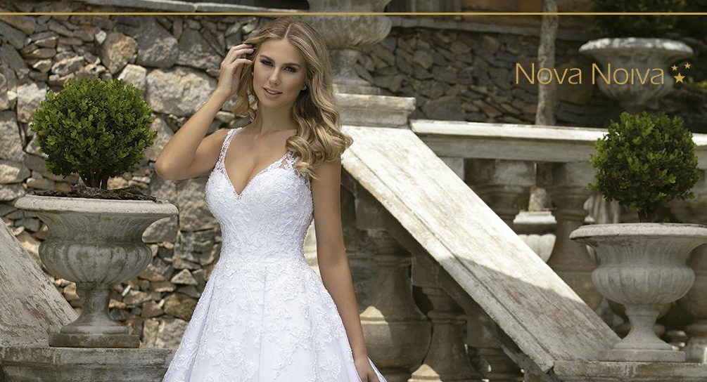 Vestido rodado com decote ‘V’; Vestido com pregas em net de paetê, sobreposta por tule com barrado e aplicações de renda fio de seda, bordadas com pérolas, miçangas, vidrilhos e paetês; Transparência branca. [ngg src=”galleries” ids=”23″ display=”basic_thumbnail”]