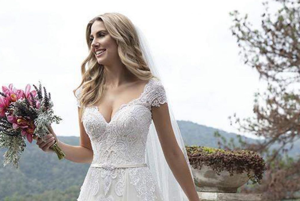 [ngg src=”galleries” ids=”20″ display=”basic_thumbnail”]Vestido ivory rodado com decote princesa; Vestido em tule com barrado e aplicações de renda fio de seda, bordadas com paetês; Corpo do vestido bordado com pérolas; Cinto fixo com broche bordado com cristais diversos; Transparência off-white. &nbsp;